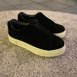 Eytys doja sneaker - Säljer mina eytys då de inte kommer till användning längre, använda några gånger. Skriv gärna ifall ni är intresserade