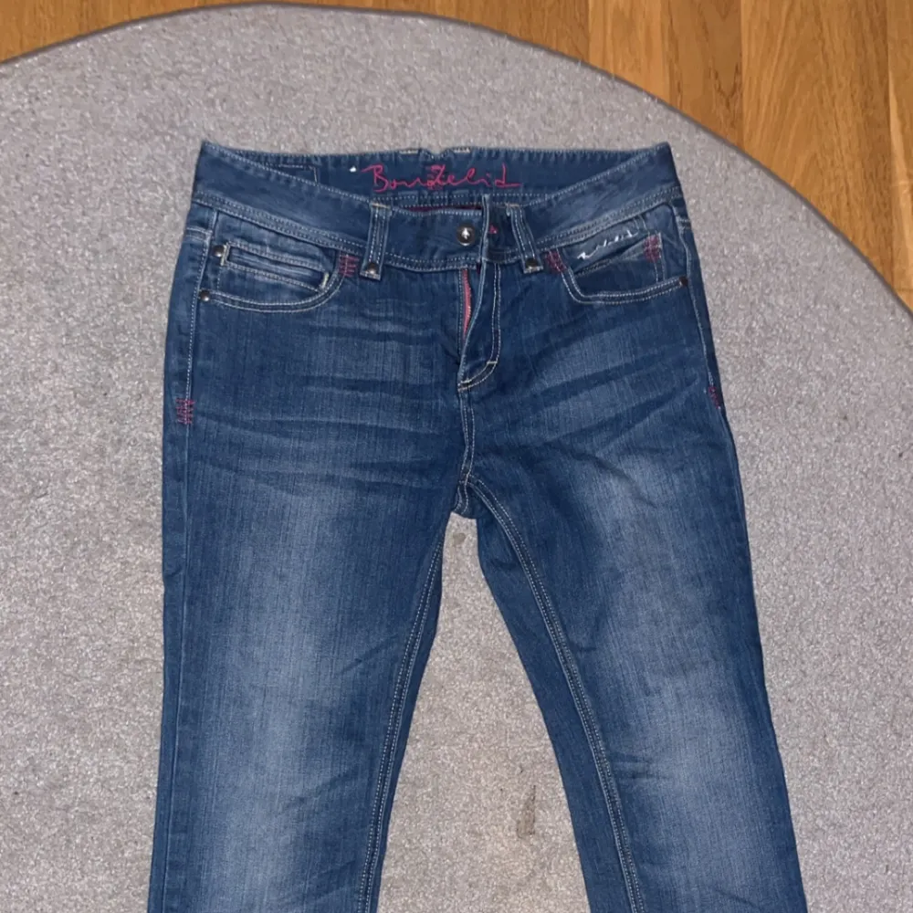 Jätte fina mörkblå lågmidjade straight jeans från Bondelid med rosa detaljer, midjemåttet är 28 och innerbenslängden är 33 (tum), knappt använda och säljer för att de är för små för mig. Pris kan diskuteras🩷. Jeans & Byxor.