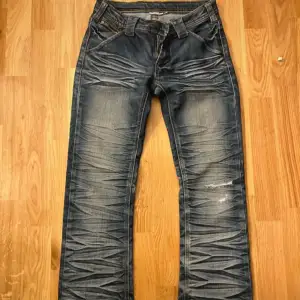 Skit snygga unika jeans 🎀  Mått:  Midjemått rakt över: 36cm Innerben: 75cm  har liten defekt längst ner på benet skriv för bild