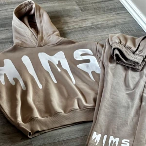 HIMS THE LABEL SET - Säljer min tvär sköna unisex Hims The Label Set för endast: 349, perfekt för vår, höst och vintern. Lätt att matcha, bekväm och en stil som har temat baggy.  Ord pris: 999.  Tröjan: XS. Byxorna: S.