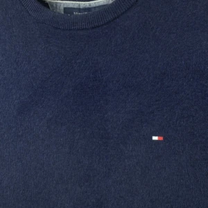 Tommy Hilfiger Kashmir troja - ny kashmirtröja från Tommy Hilfiger, använd 5-6 gånger. originalpris är 1200 mitt pris är 500 pris kan diskuteras