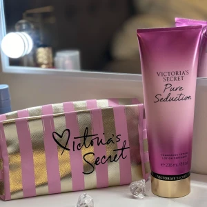 Victoria's Secret Necessär + Seduction Lotion - Perfekt present eller för egen lyx! 💖