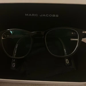 Marc Jacobs glasögon  - Glasögon från Marc Jacobs! Helt oanvända. Köpta för 1995:- , det är damm på bilderna och inga slitningar eller så. Inga defekter alls 🖤pris kan diskuteras