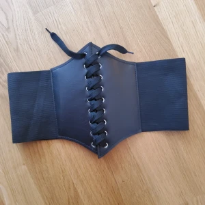 Corsetbelt - Säljer detta jättefina korsettbältet som inte kommit till användning. Köpt här på Plick! Justerbart band, passar nog S-xxs