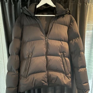 J.Lindeberg jacka  - Säljer den då den ej kommer till användning, den är i bra sick knappt använd, storlek L, hör av dig vid fler frågor/bilder 