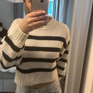 Svart randig stickad tröja  - Snygg stickad tröja från Gina Young med slits på båda sidor😍 Använd fåtal gånger så i väldigt fint skick! 