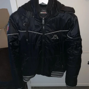 Fitted puffer jacket - knappt använd
