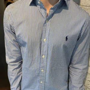 Ralph Lauren Skjorta - Skick 7/10 då den är lite missfärgad i ena Axeln men märks inte👌| Modellen är 178 och 74 Kg | Kom med frågor🙏