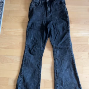 Mörkgrå jeans - Säljer min gråa jeans för att den inte kommer till användning längre💕