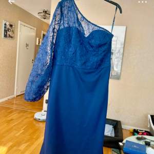 Elegant, jättefin coctailklänning från Chi Chi London, använd 1 gång, str 44/XL/16, pris 600kr