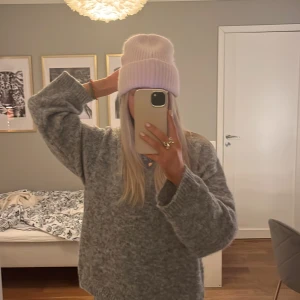 Ljusrosa mössa - Så söt och gullig rosa mössa som passar perfekt nu till vintern och hösten! Oanvänd. Den är ganska liten i storleken💞🎀