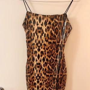 leopard klänning  - skit fin till halloween eller bara att ha så till en utekväll   köptes på boddsy så mitt pris är lite dyrare då jag köpte den för ett dyrare pris, men finns liknande på Shein tex  buda från 300kr