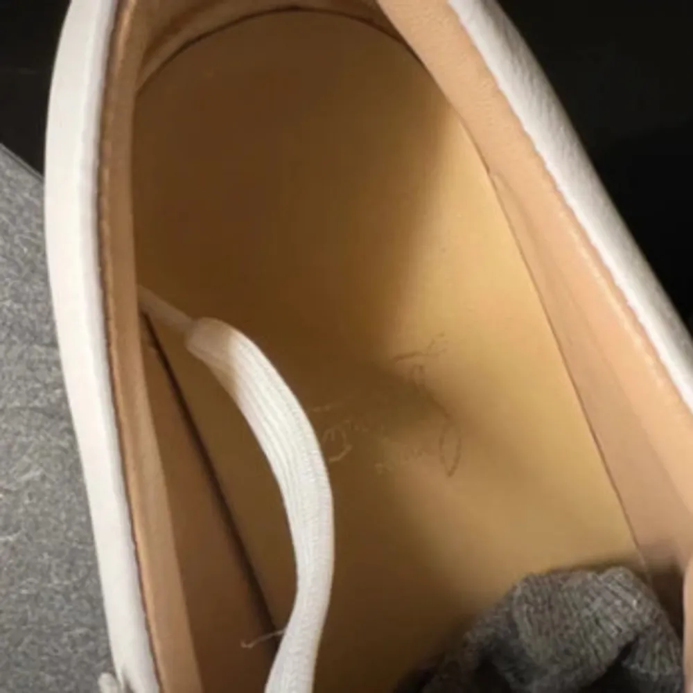 Christian Louboutins i storlek 41. Condition 9/10. Skorna är självklart äkta och har verifierats av proffs. OBS: Skorna är skickade från återförsäljare. (Dvs att leveranstiden ligger på runt 4 veckor). Skor.