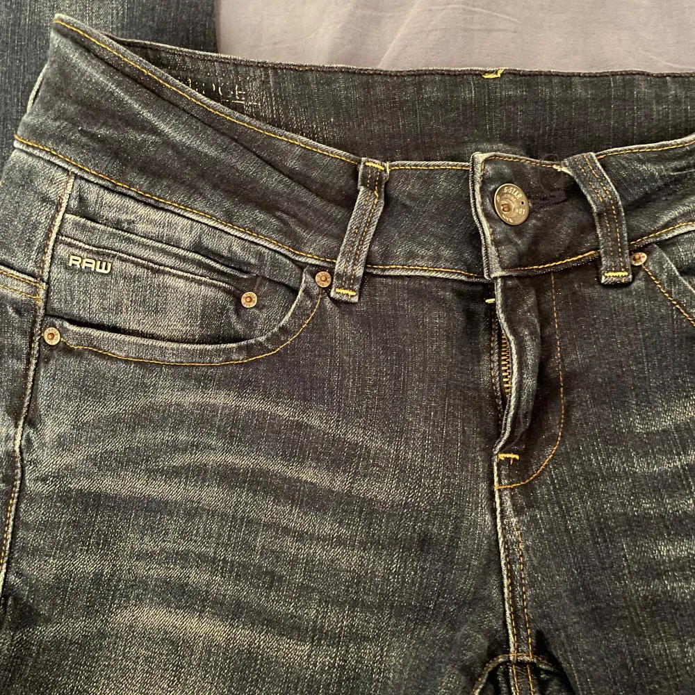 Ursnygga jeans som är straight leg, W27 L30☺️ De sitter lågmidjat och det finns tecken på användning men bra skick. kontakta mig om ni har några frågor<3. Jeans & Byxor.