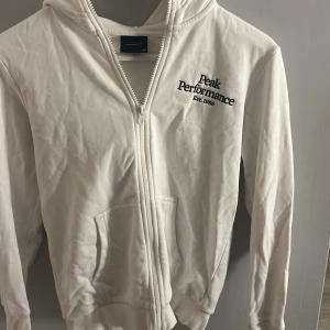 peak performance tjock tröja - säljer denna superfina peak performance zip tröjan. Den är i strl 150 som jag skulle säga passar xs 
