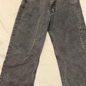 Grå jeans i storlek M - Säljer ett par grå jeans i storlek M. De har en klassisk design med raka ben och två bakfickor. Perfekta för en avslappnad stil och passar till det mesta. Skicket är bra och de är bekväma att bära. Perfekta för både vardag och fest! M storlek säljs för 70