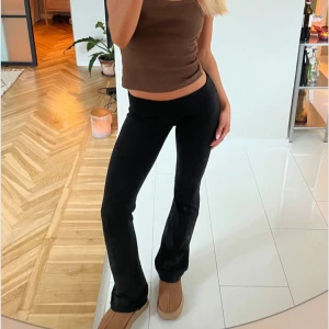 Nelly soft chill pants  - Snygga svarta yoga pants som är jätte fina på och sköna att ha på sig. De är i bra skick då jag har använt de några få gånger. Har inga defekter alls. 