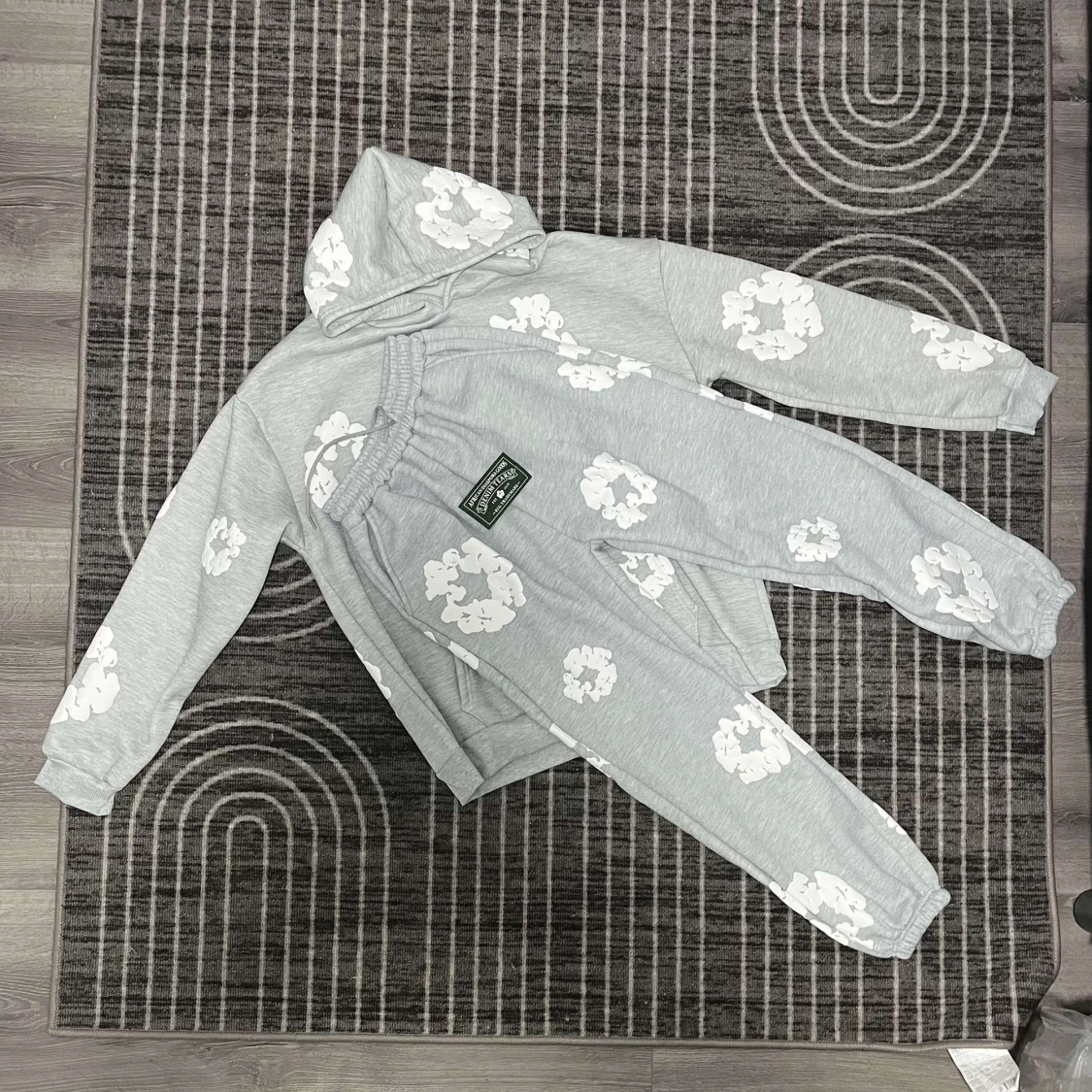 Grå hoodie och byxor med blommönster - 91