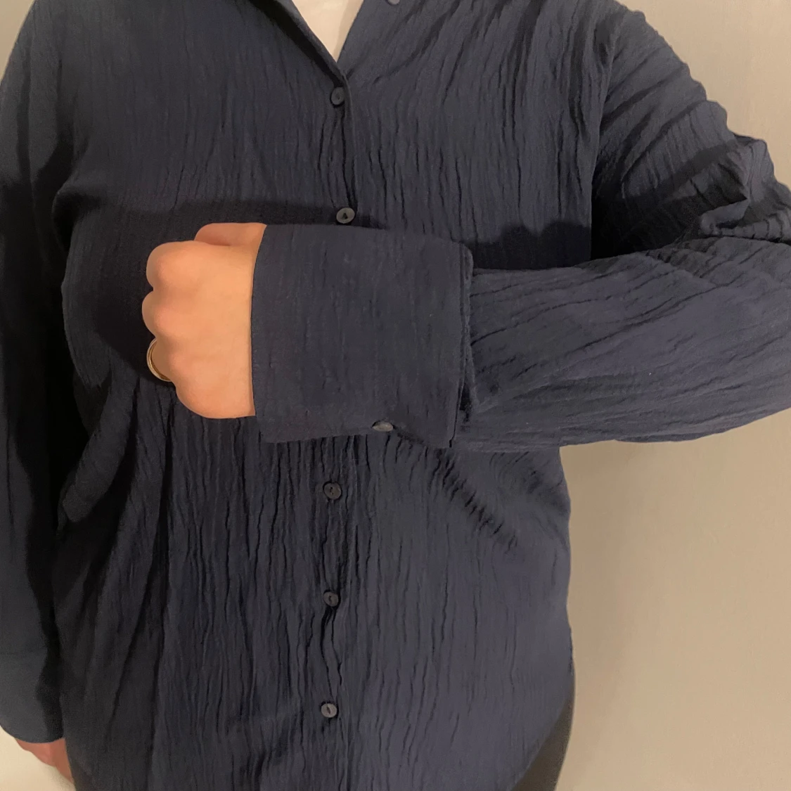 Mörkblå skjorta med knappar - 92