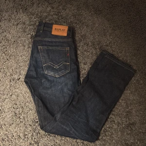 Mörkblå jeans från Replay - Tja! Säljer ett par snygga mörkblå jeans från Replay med mycket bra skick. Storleken är Waist 30 och Length 32. Skriv privat vid funderingar!