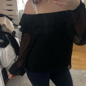 Volang blus  - Sååå söt volang blus från Gina i strl 158/164 men passar mig som har xs bra, helt oanvänd ✌🏽✌🏽💗💗💗💗🥰🥰