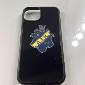 Svart mobilskal med AIK-logga - Snyggt svart mobilskal med AIK-logga i blått och gult. Skalet har en slimmad design och är perfekt för att visa ditt stöd för AIK. Passar till en modern smartphone och har utskärningar för kamera och knappar.