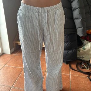 Randiga pjamasbyxor - Säljer mina snygga populära mjukisbyxor💕💕fina ljusblå/vit randiga och inget slitna. Säljer eftersom de blivit för korta på mig😇