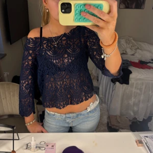 Mörkblå spetsblus - Skit snygg spets topp som passar till allt!💕💕