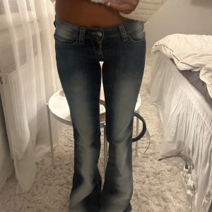 weekday cheap monday jeans - populära lågmidjade cheap monday jeans från weekday i storlek 25/32 helt slutsålda på hemsidan