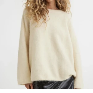 Beige stickad tröja - Säljer en mysig beige stickad tröja med långärmad design. Perfekt för kyligare dagar och enkel att matcha med olika outfits. Tröjan har en avslappnad passform som ger en skön känsla.