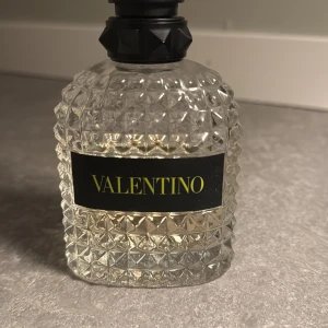 Valentino Yellow Dream ca 50ml/100ml kvar - Säljer en elegant Valentino Yellow dream Eau de Toilette i en. Perfekt för den som vill ha en sofistikerad doft. Ca 50ml kvar av 100ml. Priset är inte hackat i sten