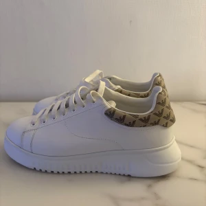 Vita sneakers med mönstrad häl - Hej!  Säljer dessa snygga skor från Emporio Armani, som endast använts ett fåtal gånger och är i mycket gott skick.Köpta på Zalando, och jag har kvar kvittot om det skulle behövas.   Hör av dig vid intresse eller om du har frågor!