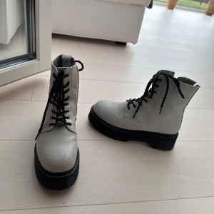 Grå boots med snörning - Snygga grå boots med svart snörning och tjock sula. Perfekta för en stilren look med en touch av edge. Passar bra till både jeans och kjol.