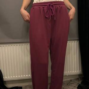 Snygga lila mjukisbyxor med elastisk midja och snörning. Byxorna har en avslappnad passform och är perfekta för en bekväm stil. De är gjorda i ett mjukt material som känns skönt mot huden.