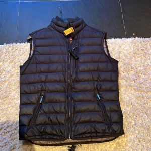 Svart dunväst från Parajumpers - Säljer en svart dunväst från Parajumpers.  Mycket bra skick och säljer för att den e för liten 