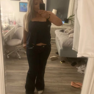 Marinblå axelbandslös topp - Säljer en Mörkblå topp. Toppen är använd men i bra skick. 