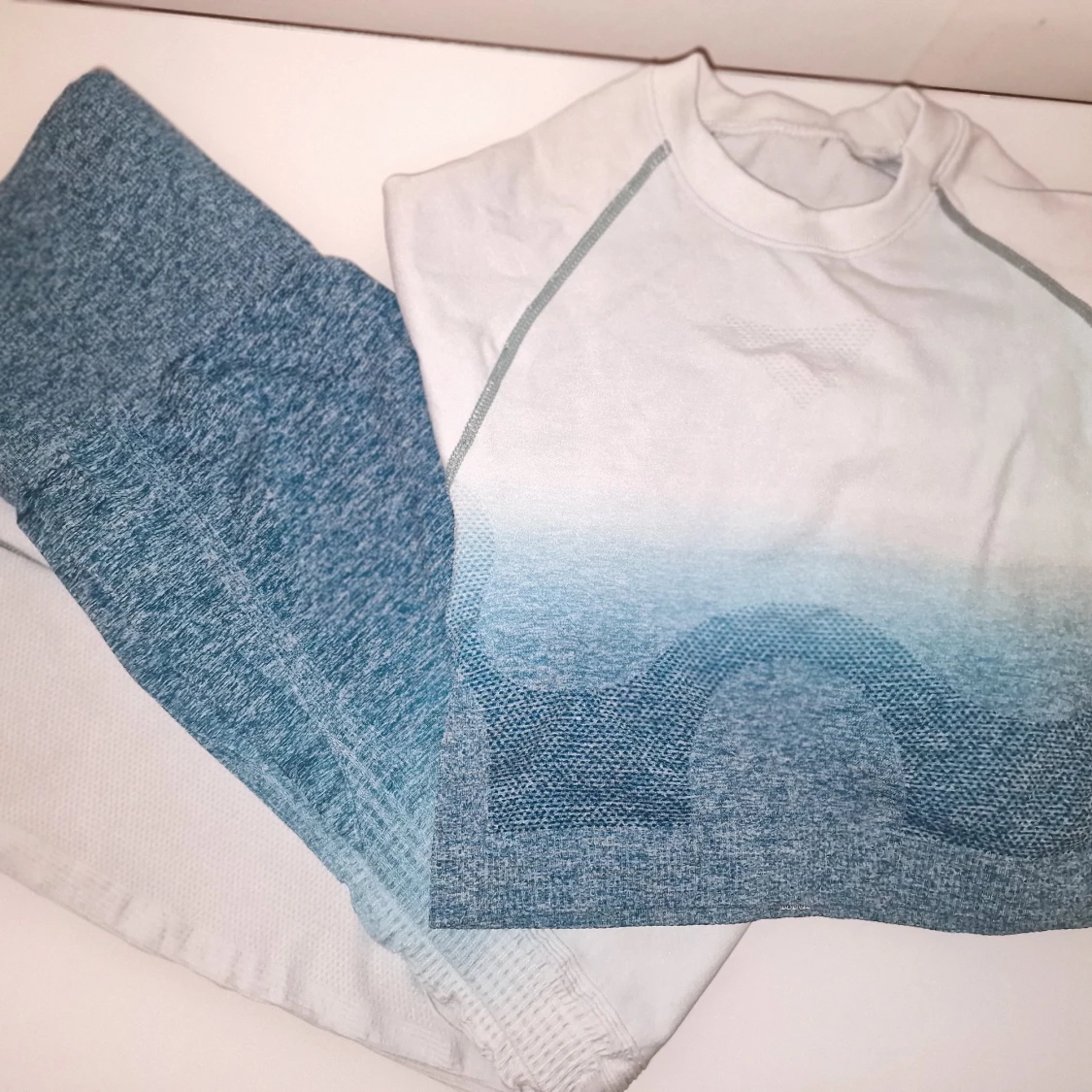 Blå/vit ombre träningstopp och leggings - 90