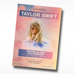 Taylor Swift 2020 Konsertposter för Oslo Sommertid - 📏: L 70cm / B 50cm | Poster för en konsert med en artist på Oslo Sommertid den 26 juni. Designen har en pastellfärgad bakgrund med text i vitt och blått. Eventet skulle ägda rum på Voldsløkka i Oslo.