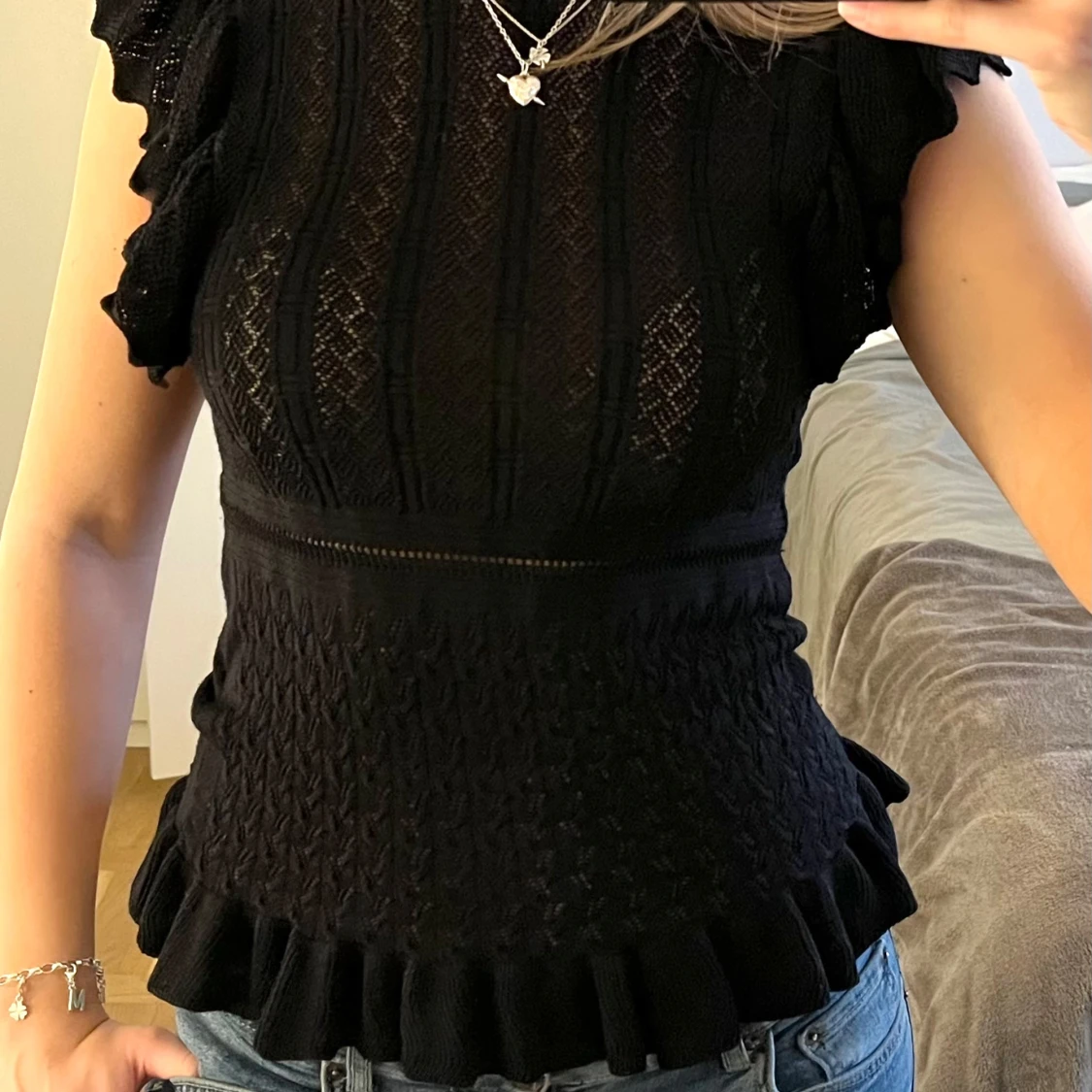 Svart topp med volangdetaljer