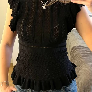 Svart topp med volangdetaljer - Jättefin svart topp. Storleken är S. Betalning sker via Swish och det är bara att höra av sig om ni undrar något🩵