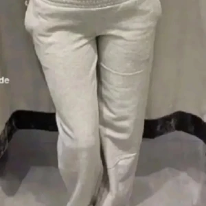 Grå low waist mjukisbyxor från BikBok - Säljer ett par bekväma grå low waist mjukisbyxor från BikBok. Byxorna har en elastisk midja och är perfekta för en avslappnad stil. De är tillverkade i ett mjukt material som ger en skön känsla hela dagen.