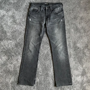 Vintage Lee - Säljer ett par gråa Lee jeans med sköna slitningar. Straight fit. Hör gärna av er vid frågor & funderingar!