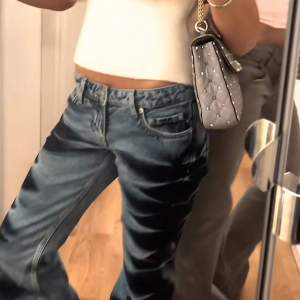 Säljer då jag inte använder dom, i helt nytt skick med lappar å allt kvar. Modellen ”NOVA LOW WAIST SLIM BOOTCUT JEANS”.  Storlek 29x32 och sitter perfekt på mig som är 164cm lång med midjemåttet 74 ish. Som referens använder jag storlek 25x32 på true religion joey jeans. 