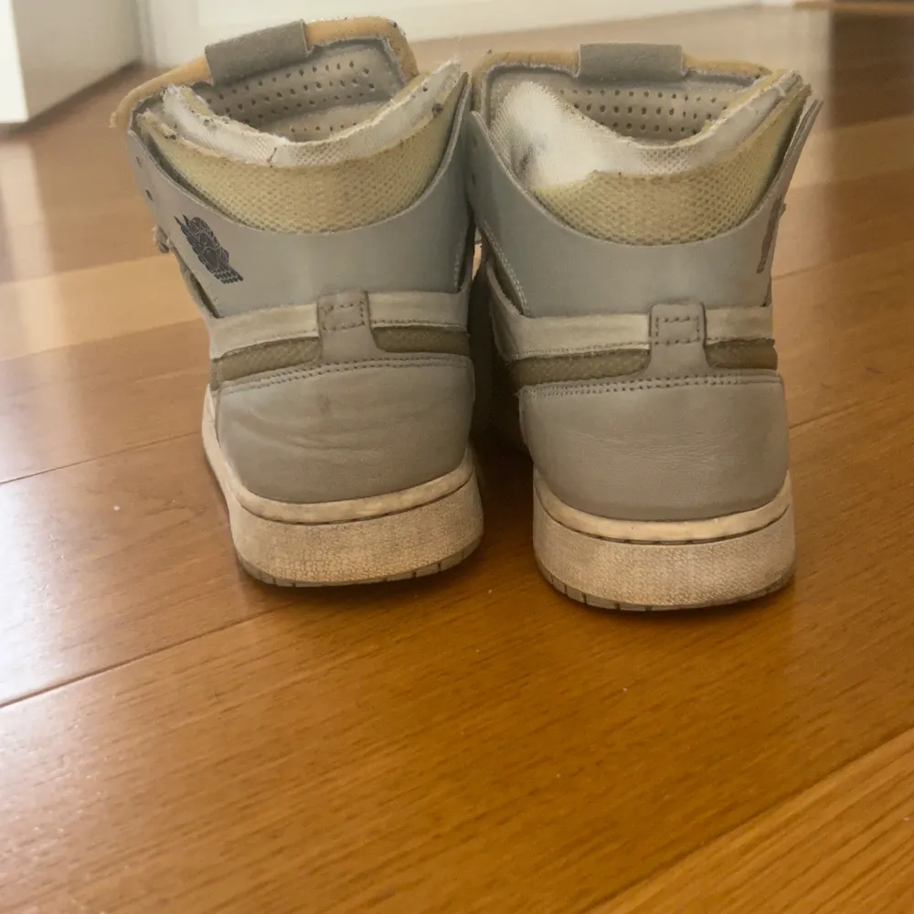 Säljer ett par grå Nike Air Jordans med snörning och hög design. Storlek är W39. Använda ett par gånger, lite smutsiga. Original pris är 1500kr. Kengät.