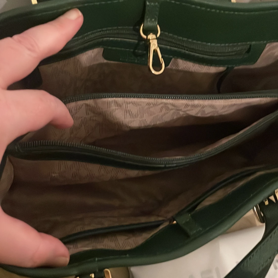 Grön handväska från Michael Kors - 93