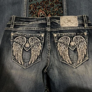 MISS ME lowrise och Bootcut jeans  - Lowrise och Bootcut Miss Me Jeans, i perfekt skick 🤍 Midjan är 79cm och innerbens är 80cm 💓