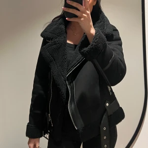 Svart jacka från Zara - Snygg svart jacka från Zara som är varm och skön 🫶🏼