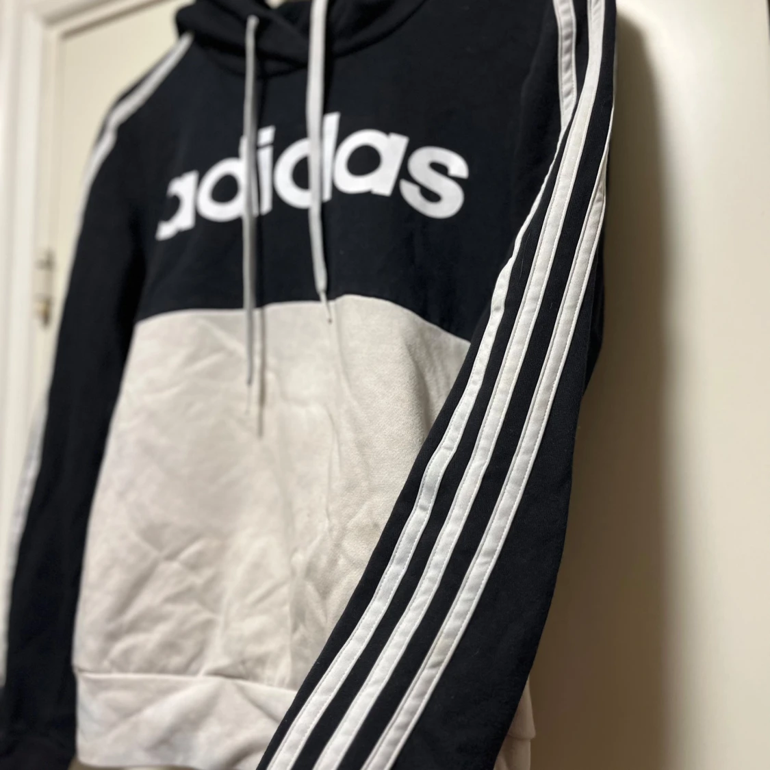 Svart och vit hoodie från Adidas - 93