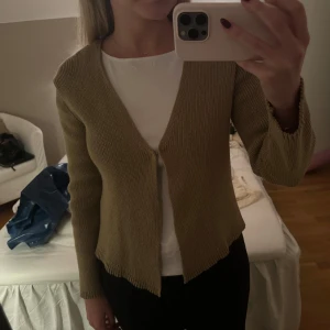 Beige stickad kofta från Massimo Dutti - Beige stickad kofta från Massimo Dutti i nyskick