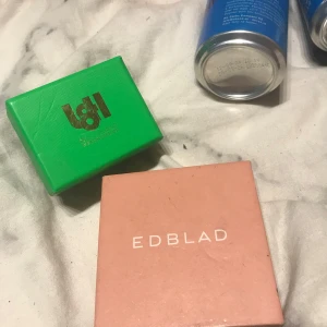 Ringar från Edblad och YOLO - Två stilrena ringar, en från Edblad med ett unikt geometriskt mönster och en från YOLO med texten 'YOLO'. Perfekta för att ge en personlig touch till din stil.